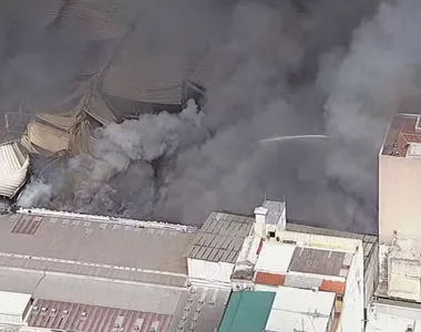 Fogo começou em uma loja de roupas, em shopping no Brás