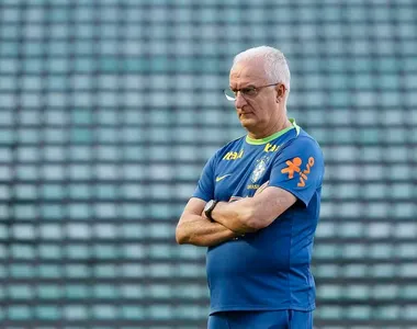 Dorival Júnior, técnico da Seleção Brasileira, em treino no Bezerrão