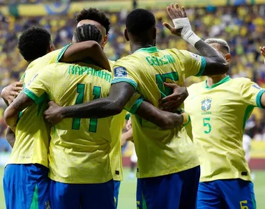 Jogadores do Brasil comemoram gol sobre o Peru, no Mané Garrincha