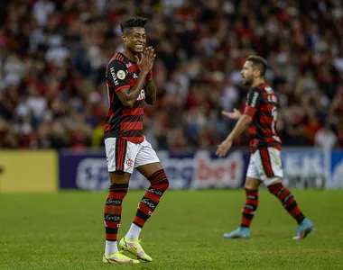 Bruno Henrique foi expulso contra o Santos nos acréscimos da partida