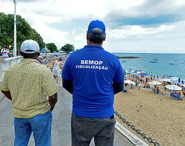 Ambulantes seguem regra e recolocam cadeiras na praia do Porto da Barra
Ambulantes seguem regra e recolocam cadeiras na praia do Porto da Barra