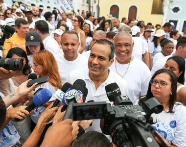 Prefeito concedeu coletiva de imprensa em frente à Basílica da Conceição da Praia