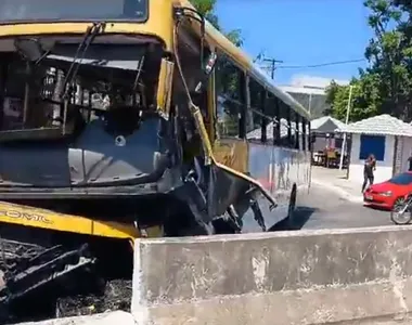 Buzu se chocou com mureta de um viaduto do bairro de Fazenda Grande do Retiro