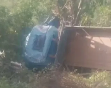 Caminhão tombou nas imediações da cidade de Senhor do Bonfim, no norte da Bahia