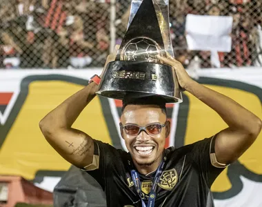 Pablo Diogo com a taça do título da Série B do Vitória