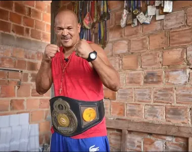 Pedro Lima exibe cinturão e medalhas que conquistou no boxe