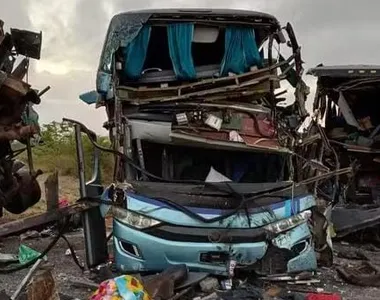 Acidente envolveu dois ônibus de turismo e uma carreta estacionada