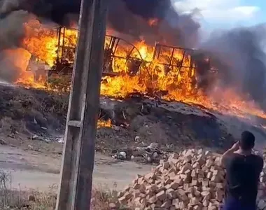 Incêndio aconteceu na tarde deste sábado (26)