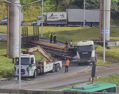 A ocorrência gerou um congestionamento intenso, dificultando a passagem dos veículos