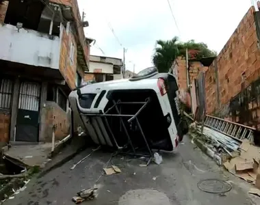 O veiculo capotou na manhã desta quarta-feira (9)