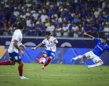 Biel atuando contra o Cruzeiro, no Mineirão