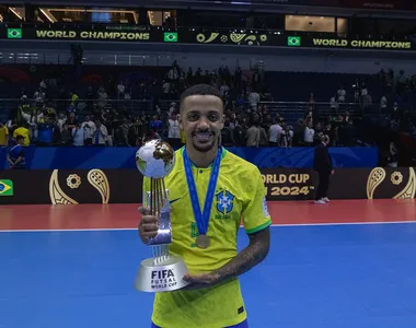 Neguinho com a taça de campeão mundial