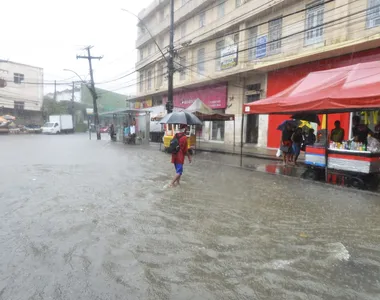 Largo da Calçada ficou alagado nesta segunda (11)