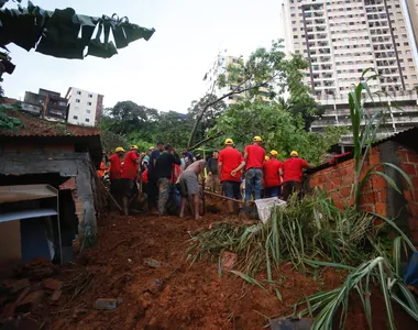 As autoridades acionaram sirenes e criaram abrigos para a população