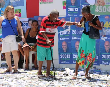 Pessoas com mobilidade reduzida votam em Salvador