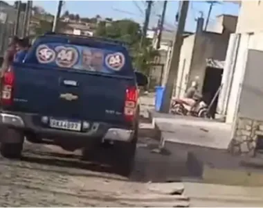 Cena foi flagrada por moradores da comunidade