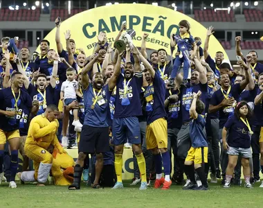 Jogadores do Retrô erguem o troféu no Mané Garrincha