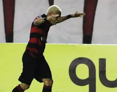 Neilton marcou um hat-trick contra o Bragantino em 2018