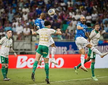 Ademir finaliza bola de cabeça contra o Palmeiras