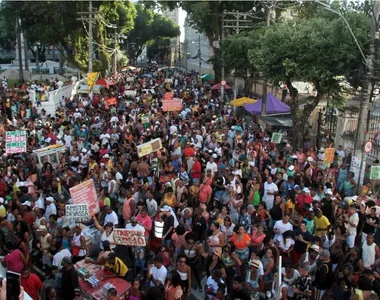 Multidão na Caminhada Nacional do Samba 2023