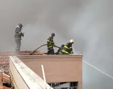 24 viaturas e 76 bombeiros lutaram contra as chamas