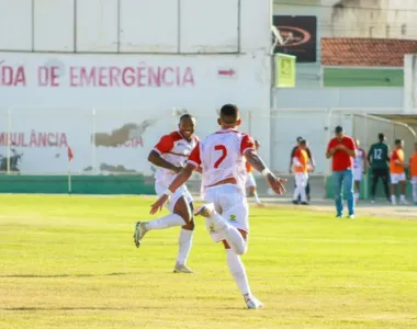 Jogadores da Juazeirense celebram gol sobre o Fluminense/PI