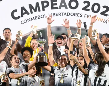 As Brabas erguendo a taça da Libertadores Feminina pela quinta vez na história do Corinthians