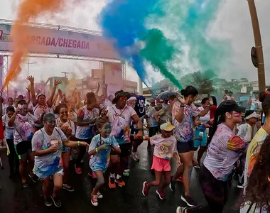 Corrida colorida movimentou a orla da Boca do Rio neste domingo (24)