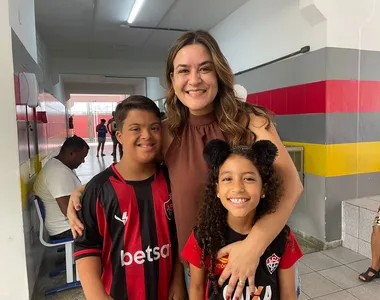 Fernanda levou os filhos João e Maria para sua seção