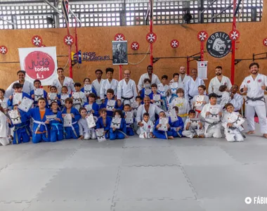 Elson Carvalho, sensei do dojo ‘Judô para Todos’, com a criançada judoca em ação