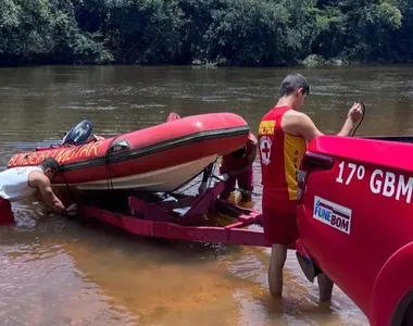 Para a recuperação, os bombeiros utilizaram um bote