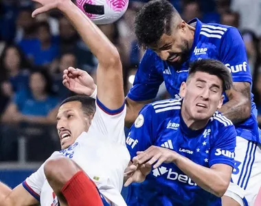 Lance que originou o gol do Cruzeiro anulado pela arbitragem