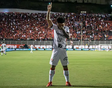 Matheuzinho em Vitória 4 x 2 Atlético Mineiro