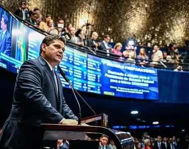 Senador retorna ao cargo após quatro anos