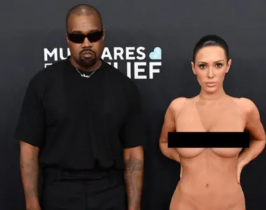 Kanye West e esposa, Bianca Censori, chamam atenção no Grammy