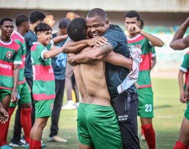 Nadson festeja conquista com um dos garotos do Estrela de Março