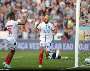 Thaciano comemorando um dos gols no triunfo contra o Grêmio fora de casa