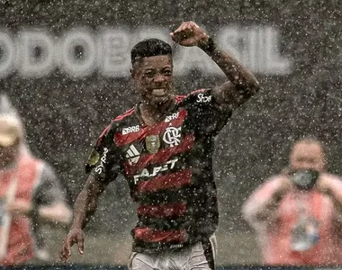 Bruno Henrique comemora o primeiro gol marcado na final da Supercopa