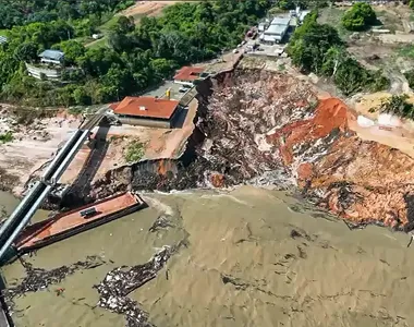 A terra que sustentava uma parte do porto deslizou