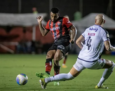 Leão da Barra jogando com o uniforme vermelho e preto, no Barradão