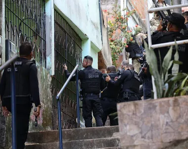 Agentes durante operação