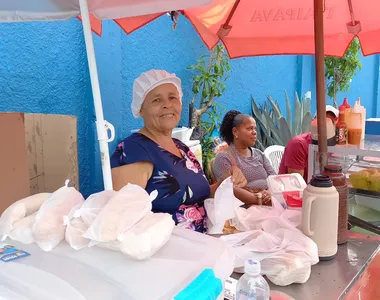 Dona Lindaura Ferreira, trabalha há mais de uma década na porta do Rotary, em Itapuã