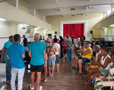 Eleitores no Colégio Duque de Caxias