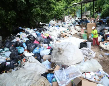 Na Cooperativa Bariri, resíduos que iriam para o lixo são separados, reciclados e vendidos