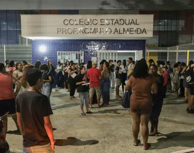 Candidatos em frente ao Colégio Estadual Professor Rômulo Almeida