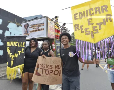 Grêmio Estudantil Marielle Franco marcou presença na 22ª Caminhada da Consciência Negra