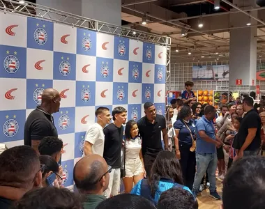 Acevedo, Kanu e Biel durante sessão de fotos com torcedores do Bahia