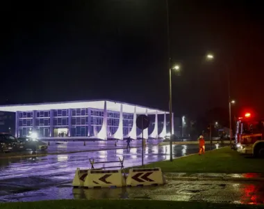 Deputada federal discursava quando explosões aconteceram