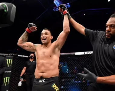 Lutador venceu cinturão dos peso-pesados do UFC em 2015