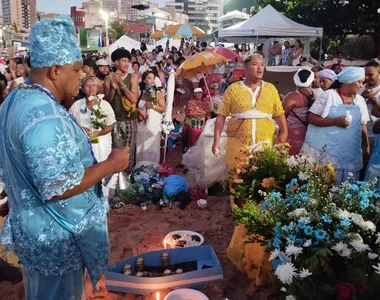 Adeptos do candomblé fazem a festa nas areias do Rio Vermelho